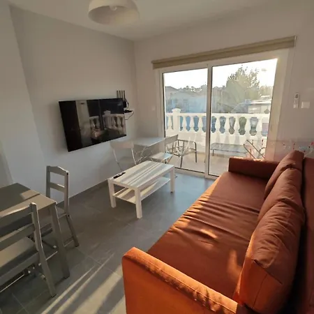 Nissi Ave 66-25 דירה