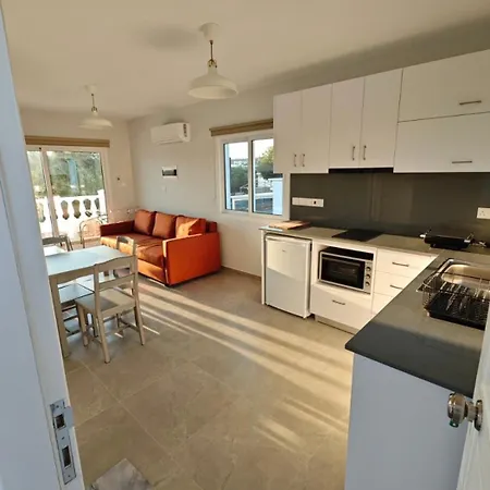 Nissi Ave 66-25 דירה