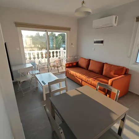 Nissi Ave 66-25 דירה