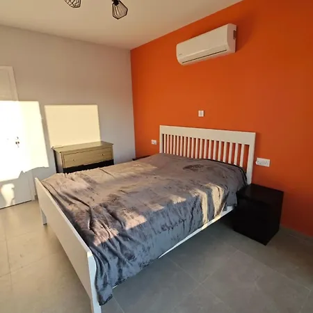 Nissi Ave 66-25 איה נאפה