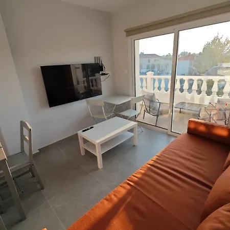 דירה Nissi Ave 66-25 *