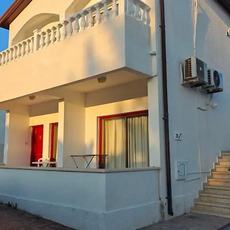 Nissi Ave 66-25 *