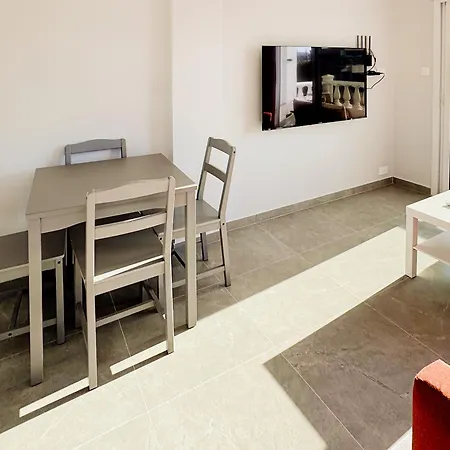 Nissi Ave 66-25 דירה